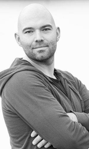 Porträt von Michel Peters mit verschränkten Armen.